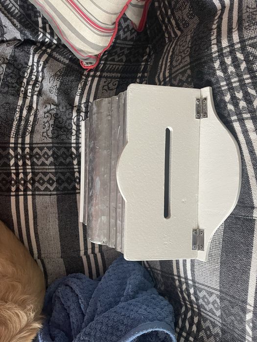 Caixa de correio em madeira e folha de lata