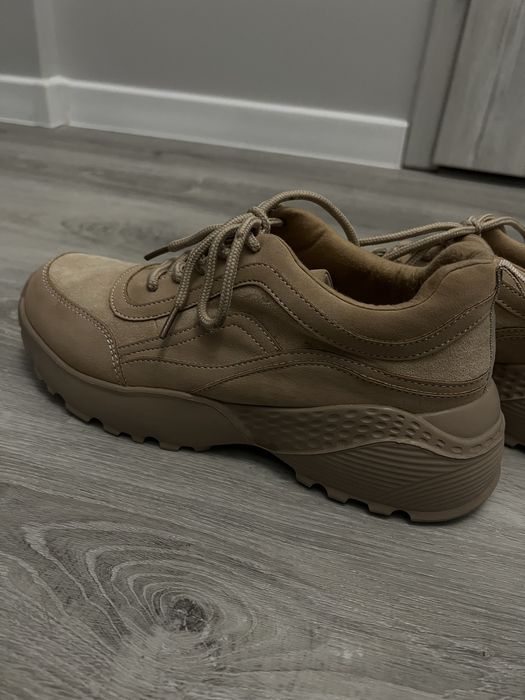 beżowe buty sportowe