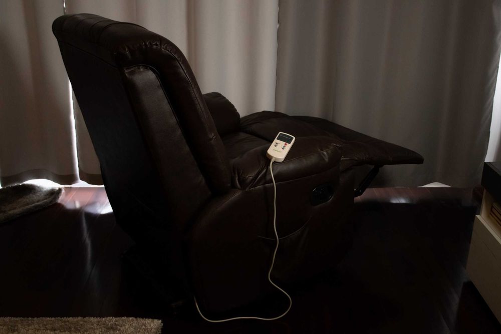 Poltrona reclinável de massagens em pele