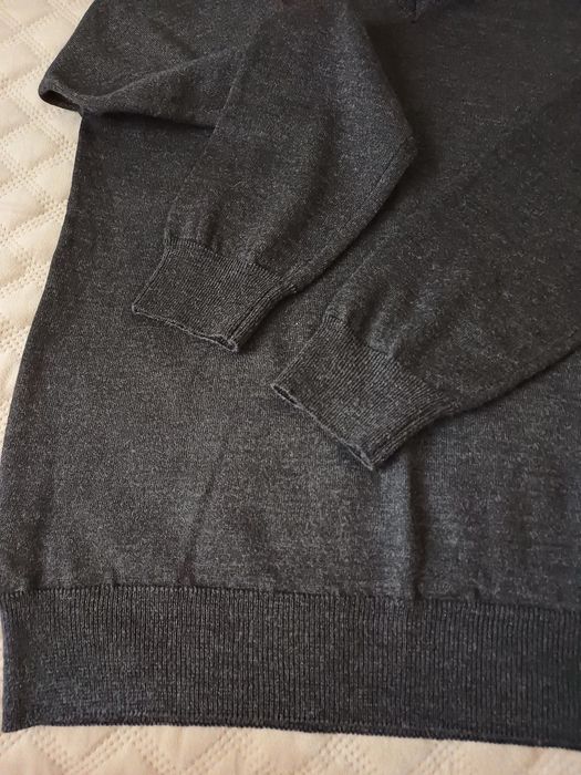 Szary sweter w serek 50%wełna merino L