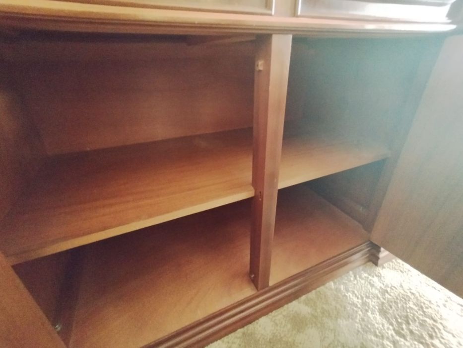 Aparador de sala com cristaleira, NOGUEIRA, COMO NOVO