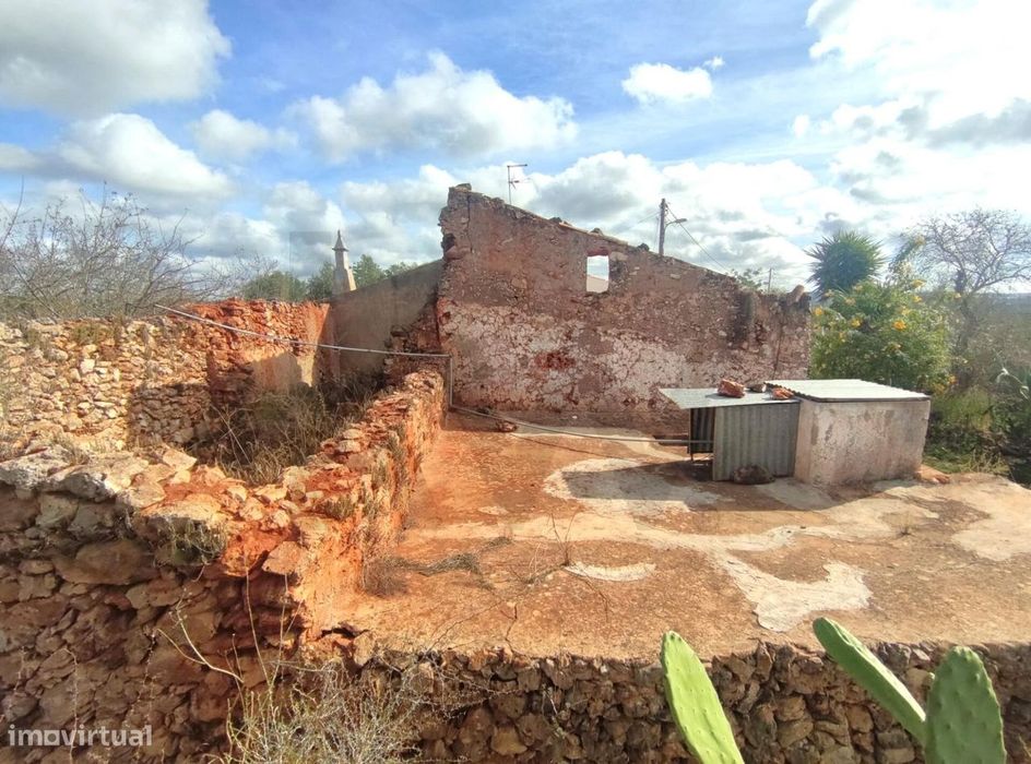 Terreno com ruína geminada, Barranco Longo, Algoz — Algoz E Tunes, Faro