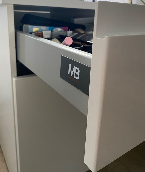 Białe solidne biurko