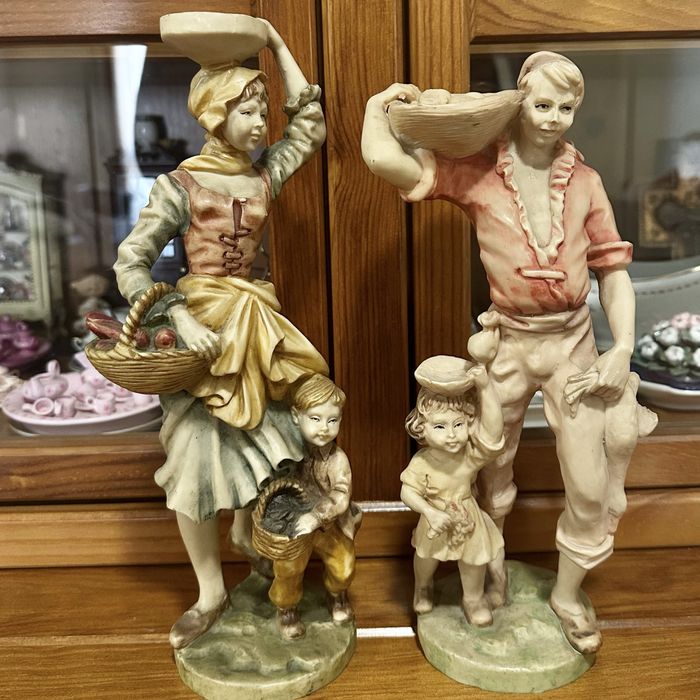 Estatuetas Mascate e menina