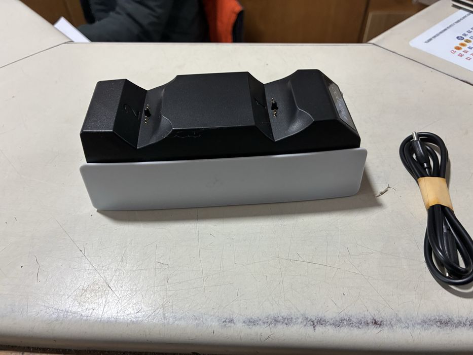 Vendo carregador de comandos da ps5 da para dois comandos