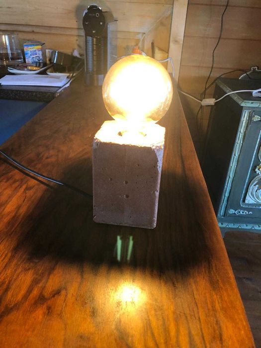 Candeeiro de Mesa moderno, com base em tijolo, bom estado