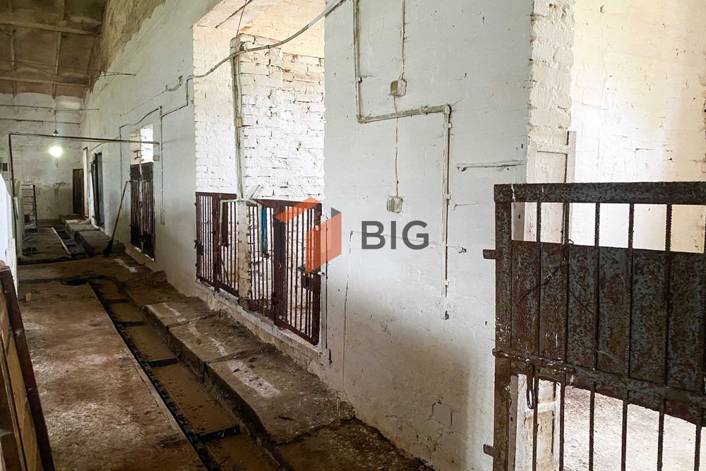 Продається цегляна будівля з повною інфраструктурою