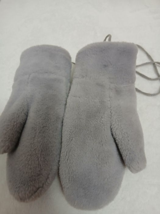 Рукавиці  "Зайці" сірого кольору з мотузкою.  Нові.