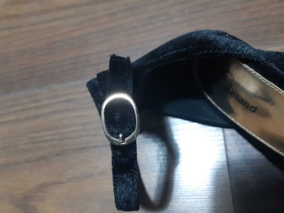 czarne, welurowe buty na obcasie Graceland