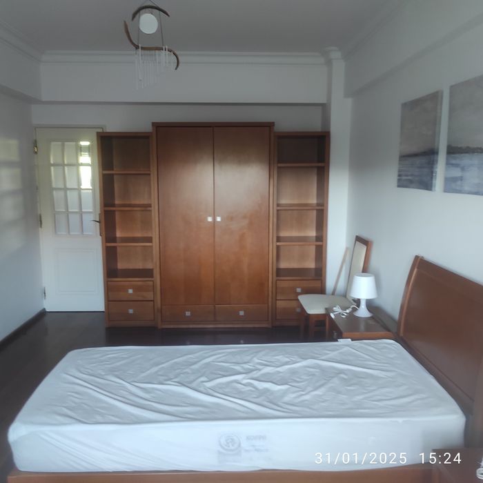 Para Estudante Quarto Amplo Junto à Universidade Europeia e Metro Pontinha (Linha Azul)