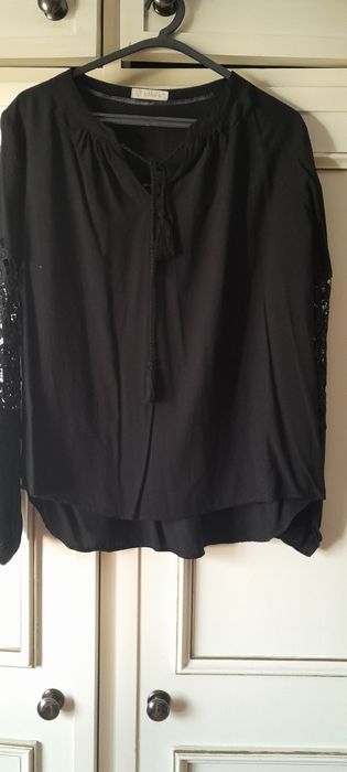 Tunica preta de manga comprida com renda