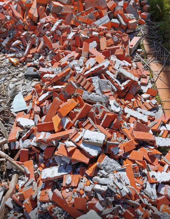 Faço trabalhos de demolição e remoção para remodelações.