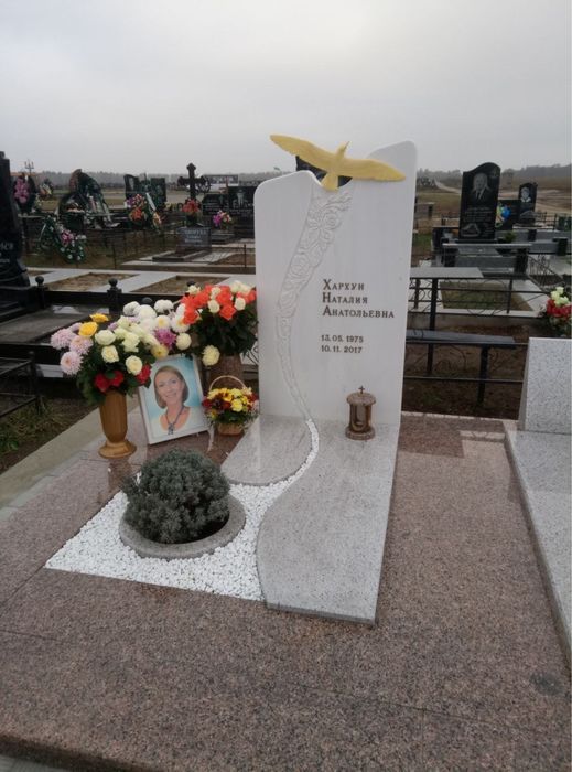 Памʼятники з граніту та мармуру.