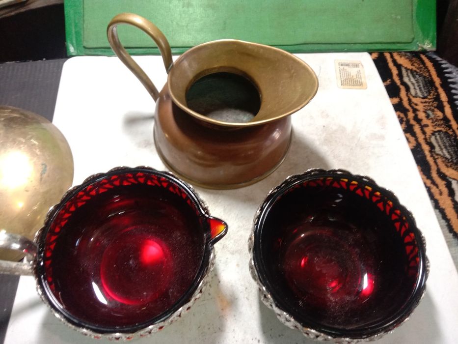 Вазы. Чайник. Молочник.