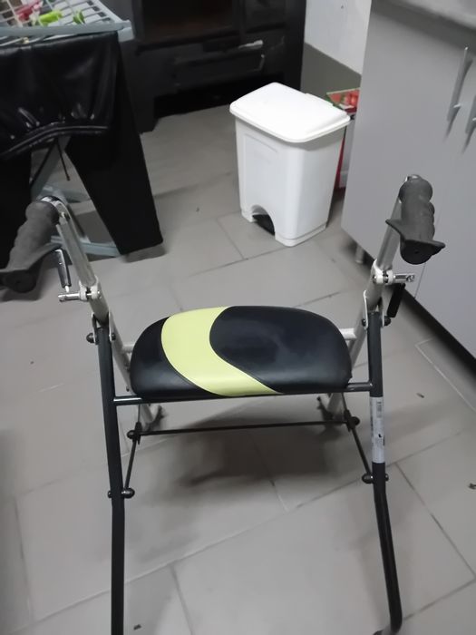 Andarilho como novo com banco de apoio