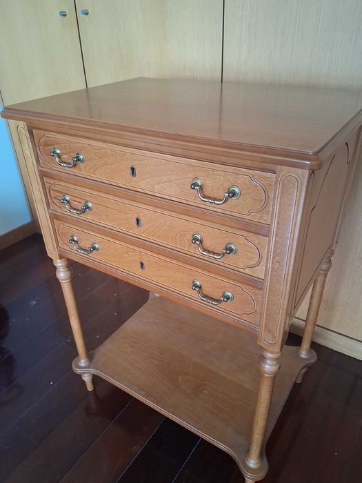 Móvel faqueiro em madeira de cerejeira com 3 gavetas