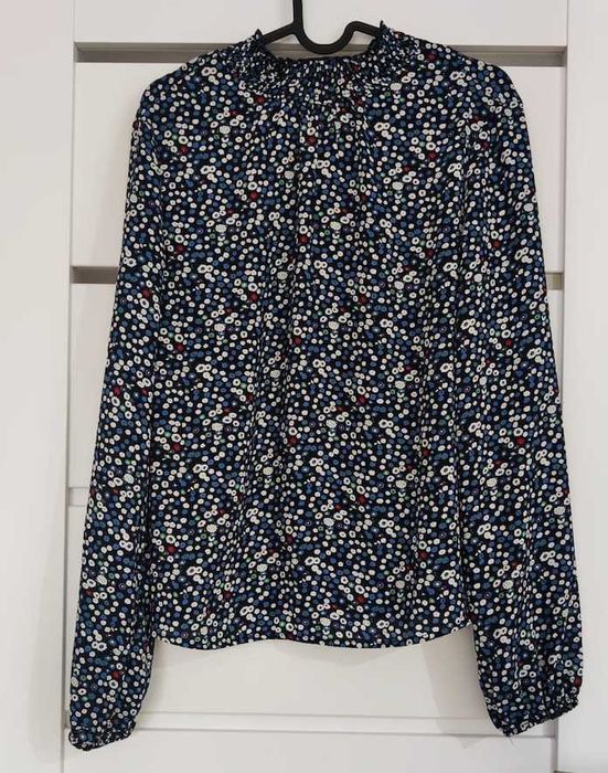kwiecista bluzka Orsay z lekkim golfikiem
