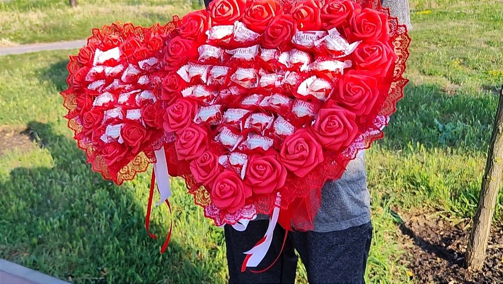 Червоні букети із цукерками Rafaello, різні розміри букет из конфет