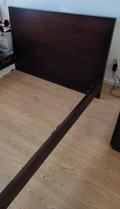 Cama casal + mesa cabeceira
