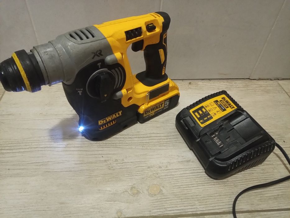 DeWalt DCH 273 młotowiertarka akumulatorowa , Aku 5ah, ładowarka