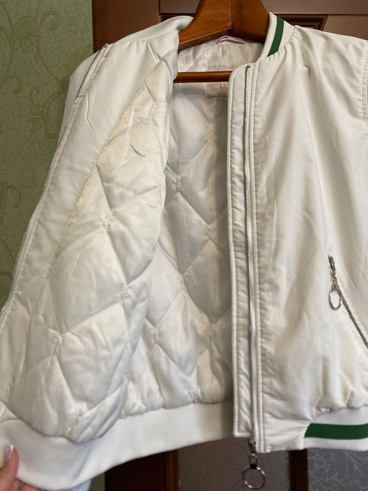 Жіноча біла  куртка