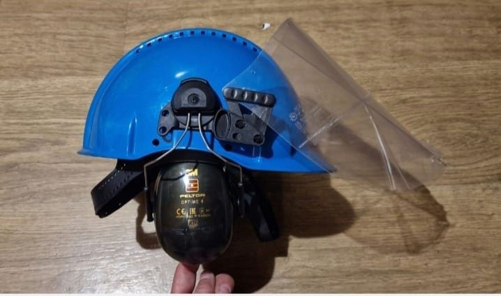 Kask budowlany ze słuchawkamy