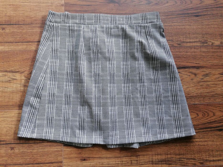 Rozm. ok S, Czarno - biała minispódniczka