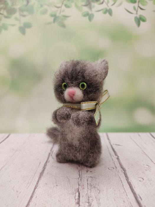 Котик валяный ручной работы. Сувенир кот. Серый, черный, рыжий кот