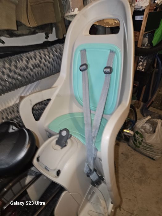 Fotelik rowerowy  Polisport  i dwa kaski