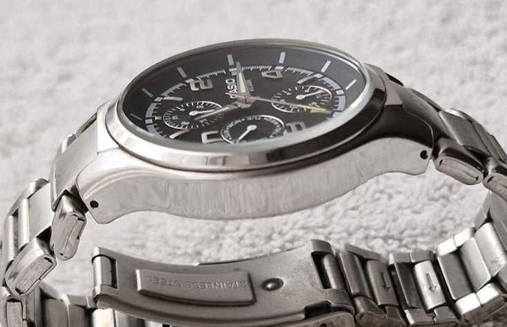 Nowy zegarek Casio Edifice z dokumentami