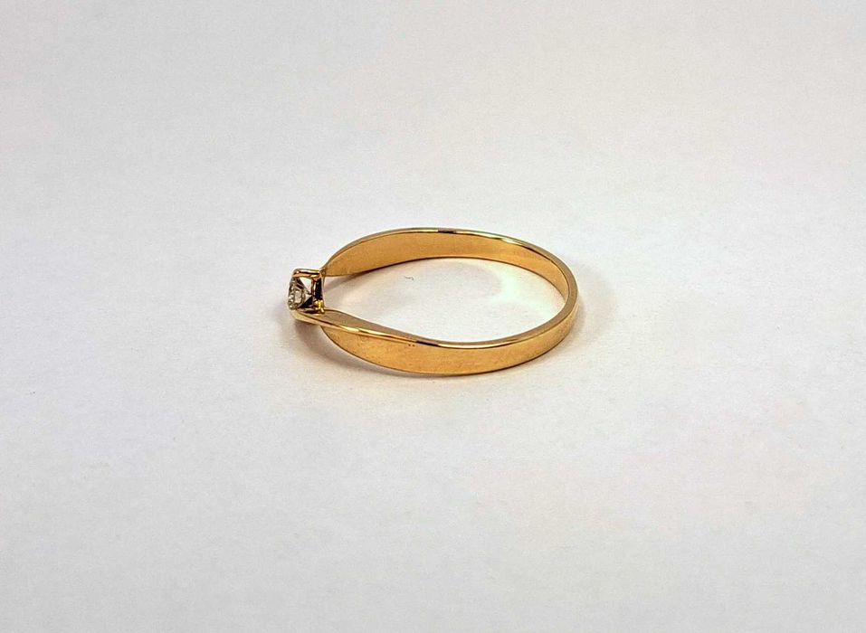 Złoty pierścionek 585 z brylantem 0,06ct w:1,40g r:12
