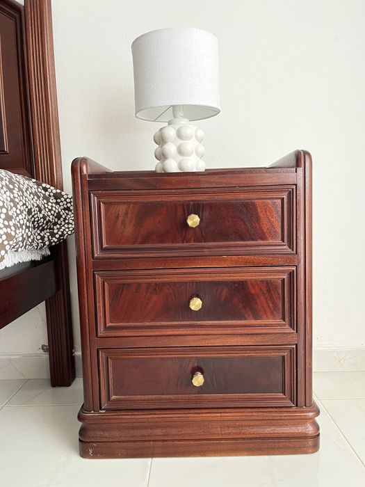 Mesa de cabeceira em mogno
