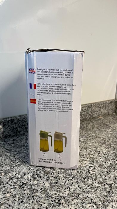 Recipiente em vidro  escuro  para azeite  com spray