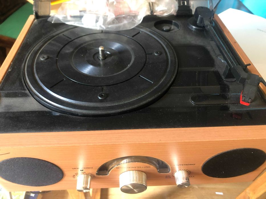 Gira discos e radio da marca Celta