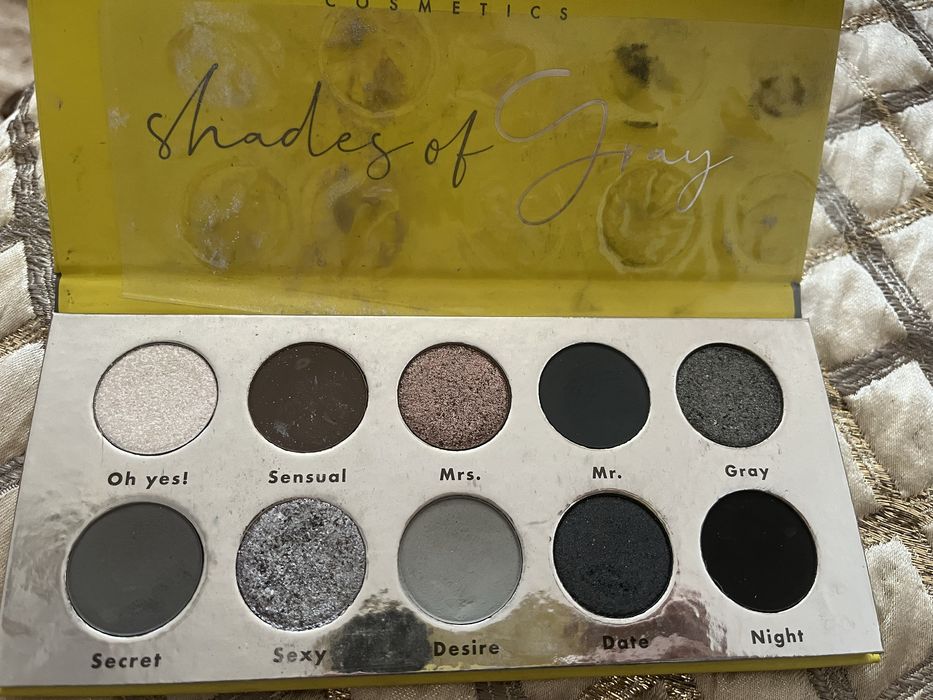 Paleta szarych cieni do powiek