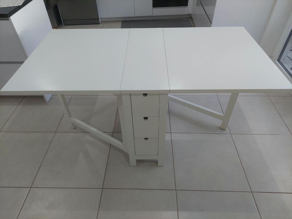 Mesa branca com abas rebatíveis