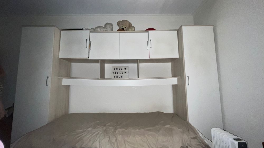 Conjunto cama dupla com colchões e armário – funcional e prático