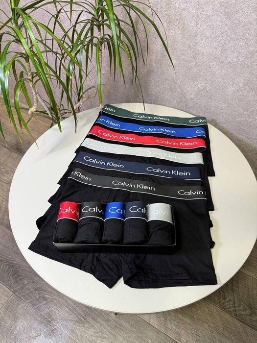 Zestaw 5 męskich bokserek w pudełku prezentowym.