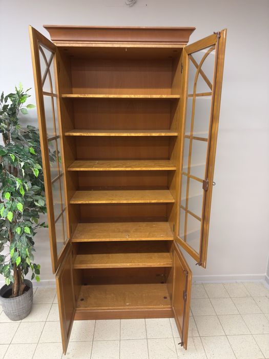 Ładna stylowa witryna biblioteka dowóz wysyłka