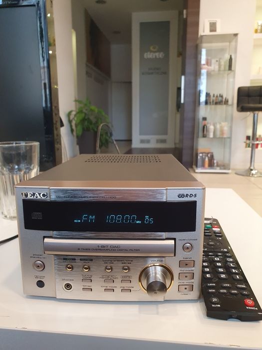Amplituner TEAC mini z pilotem zastępczym.