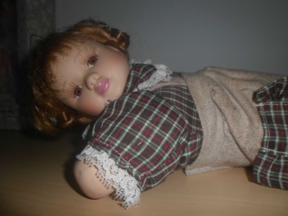 boneca em loiça porcelana deitada muito bonita