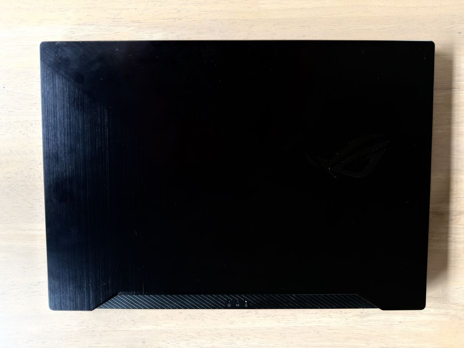 ASUS ROG Zephyrus G15 GA502IV – Ryzen 7 / RTX 2060 / 16 GB RAM / 512 GB SSD / 240 Hz