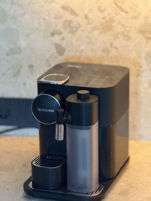 Капсульна кавоварка Delonghi Nespresso Gran Lattissima