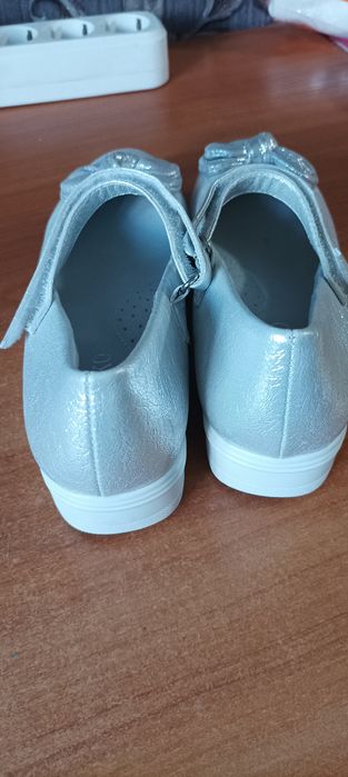 Продам туфли на девочку размер 34