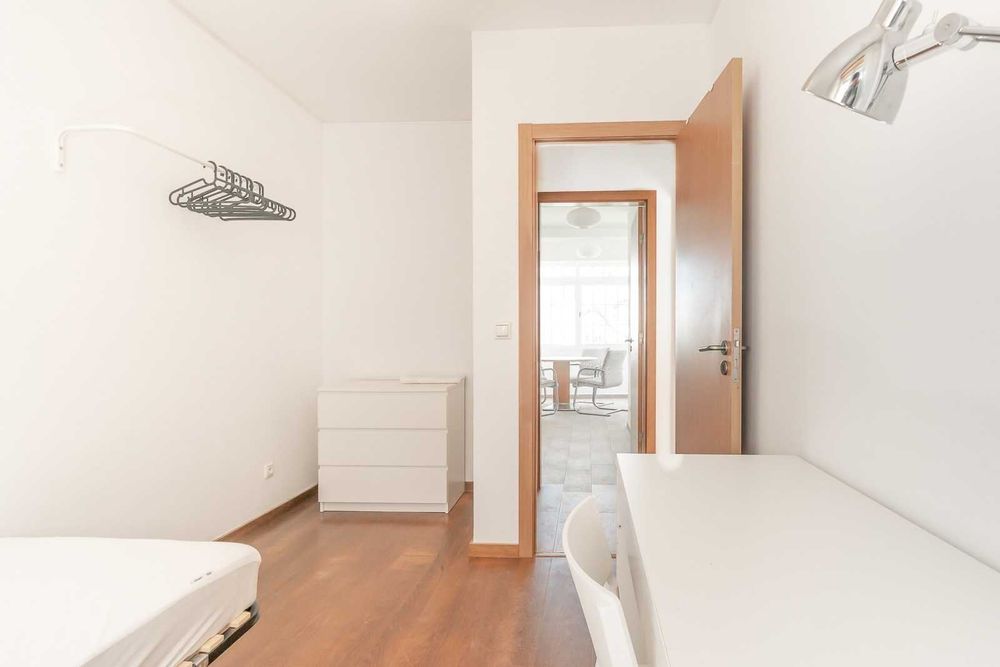 Quarto em apartamento de estudantes Nova SBE - ENTRADA IMEDIATA
