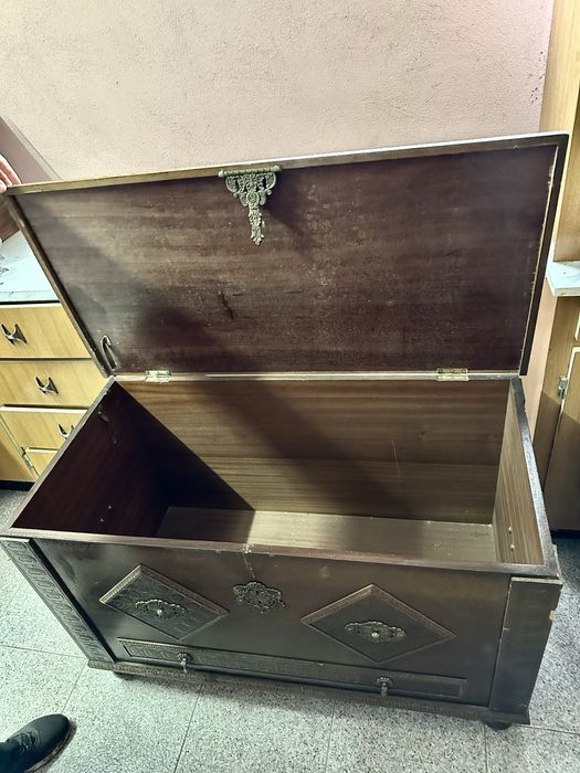 Arca baú antiga em madeira com ferragens decorativas – vintage