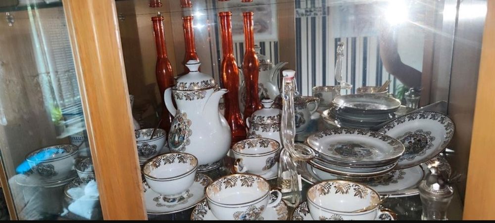 Фарфор, кобальт ,хрусталь.