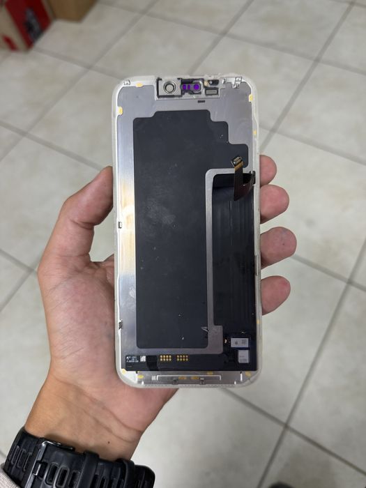 Дисплей iPhone 17 pro max з дифектом