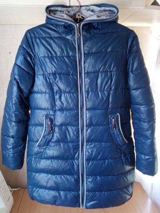 Куртка зимняя с капюшоном.