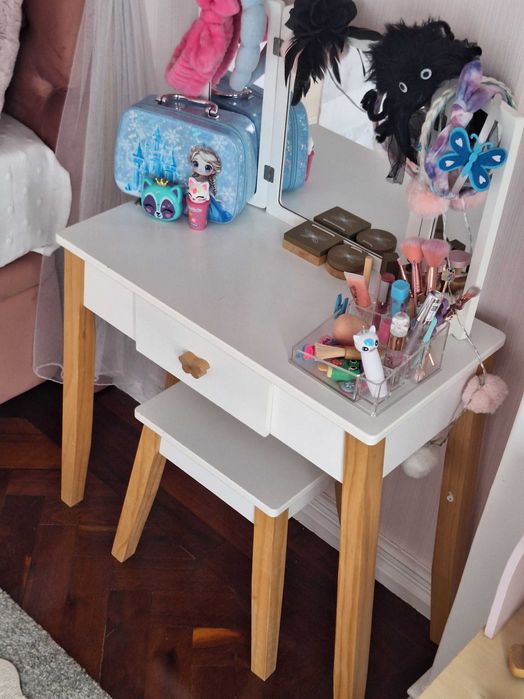 Tocador (com espelho incorporado)  + banco + kit Maquilhagem da PlayRoom